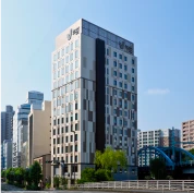 �t�@�[�C�[�X�g�r���b�W�z�e�����l