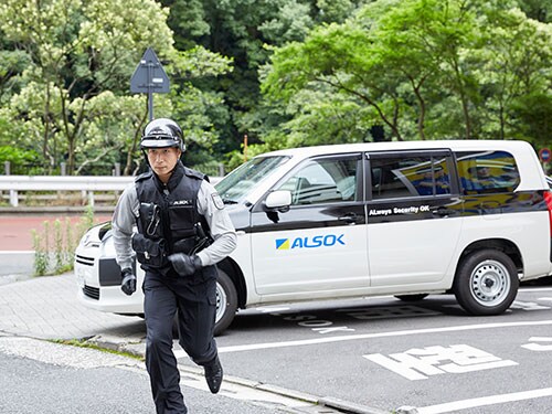 ���̍����K�[�h�}���ƁA�ŐV�̃e�N�m���W�[�ň��S���S���B