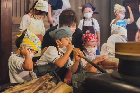 �u���E��Y�v�Ό���R�̒��ɂ���ۈ牀�ɐe�q�ŒZ�����w�I<br>�m��X������ۈ牀�n�̃C���[�W